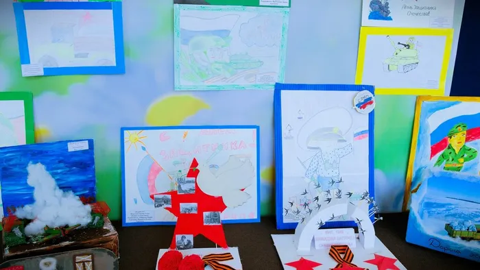 В преддверии Дня защитника Отечества в Кино-досуговом центре «Родина» проходит выставка, организованная участниками кружка «Радуга идей»