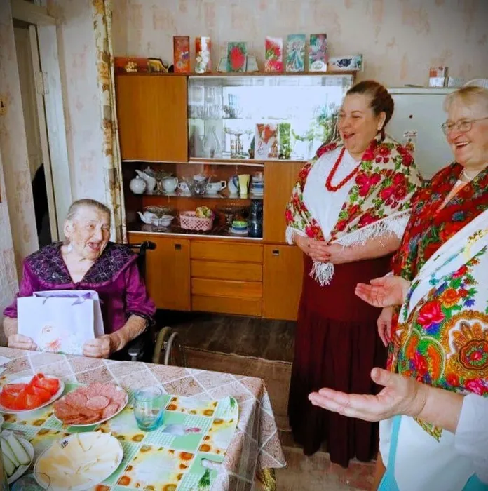 С весенним песенным букетом от Совета ТОС 4 &nbsp;агитбригада вокальной группы "Бабье лето"