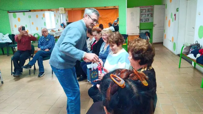 Программа под названием &nbsp;"В &nbsp;КРУГУ &nbsp;ДРУЗЕЙ &nbsp;С &nbsp;ЛЮБИМОЙ &nbsp;ПЕСНЕЙ"