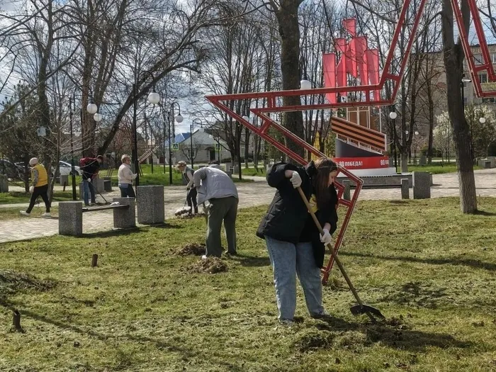Субботник в парке культуры и отдыха: работники учреждений культуры наводят порядок!
