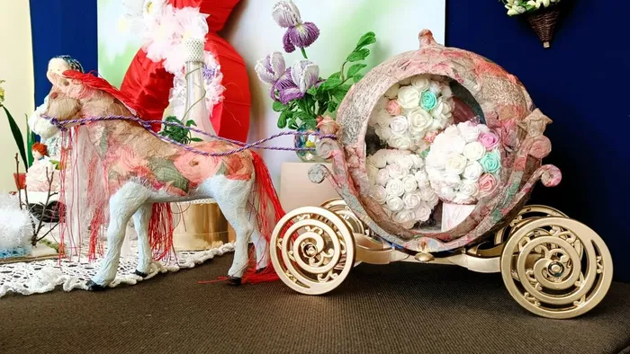 Выставка декоративно-прикладного искусства «Весна и женщины похожи»