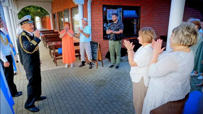 Театрализованная  пешая экскурсия , посвященная Дню ВМФ, прошла в Приморско-Ахтарске: "Это - мужества цвет, это цвет корабельной брони. Ты возьми его в сердце и, как память о них, сохрани"