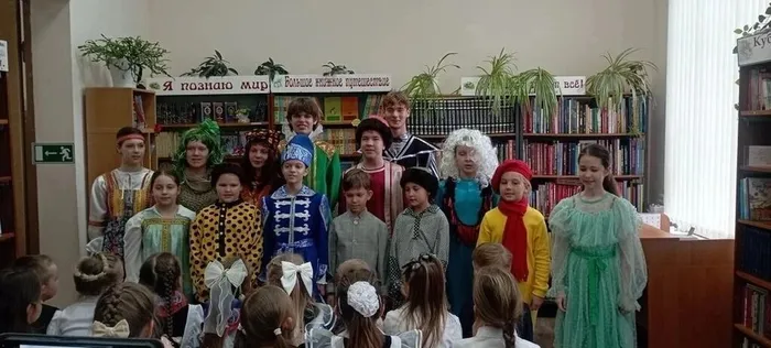 Участники Детской театральной студии "Ступеньки" представили "Мурзилкины сказки"