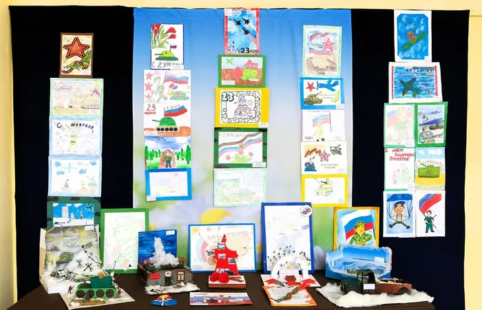 В преддверии Дня защитника Отечества в Кино-досуговом центре «Родина» проходит выставка, организованная участниками кружка «Радуга идей»