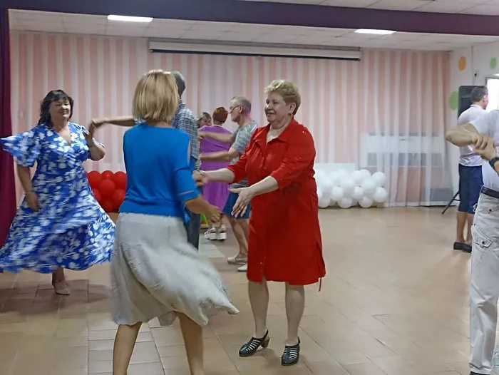 Танцевальный вечер под названием. "Праздник макушки лета"
