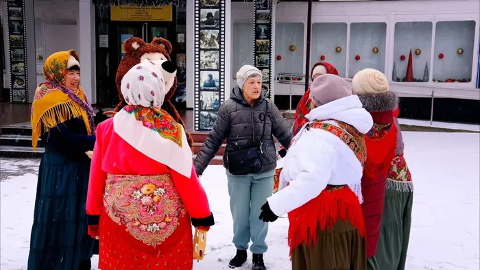 На Руси гуляют СВЯТКИ, и мы задумали КОЛЯДКИ.