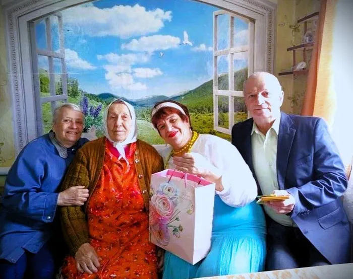 С весенним песенным букетом от Совета ТОС 4 &nbsp;агитбригада вокальной группы "Бабье лето"