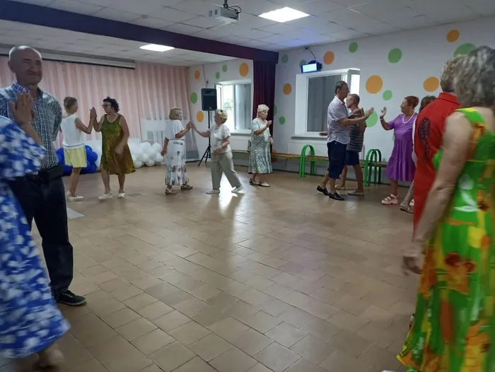 Танцевальный вечер под названием. "Праздник макушки лета"