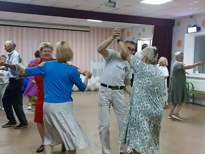 Танцевальный вечер под названием. "Праздник макушки лета"