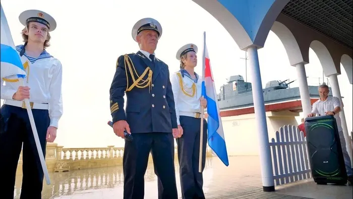 Театрализованная  пешая экскурсия , посвященная Дню ВМФ, прошла в Приморско-Ахтарске: "Это - мужества цвет, это цвет корабельной брони. Ты возьми его в сердце и, как память о них, сохрани"
