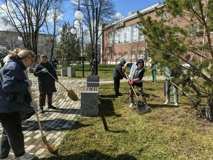 Субботник в парке культуры и отдыха: работники учреждений культуры наводят порядок!