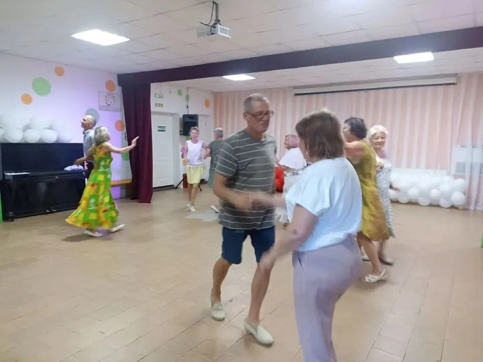 Танцевальный вечер под названием. "Праздник макушки лета"