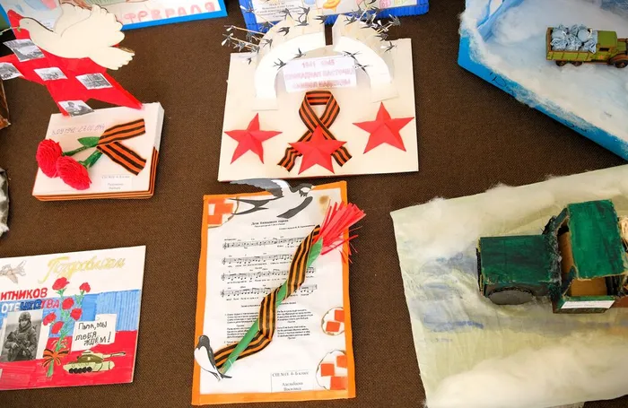В преддверии Дня защитника Отечества в Кино-досуговом центре «Родина» проходит выставка, организованная участниками кружка «Радуга идей»
