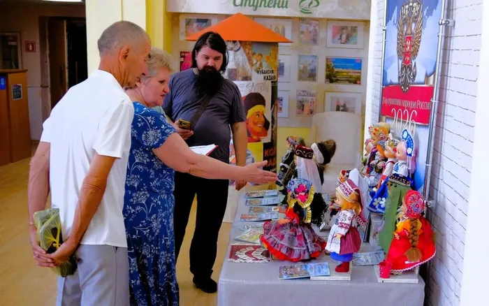 В кино-досуговом центре «Родина» представлена персональная выставка  учителя начальных классов школы №18 Метлицкой Антонины Александровны