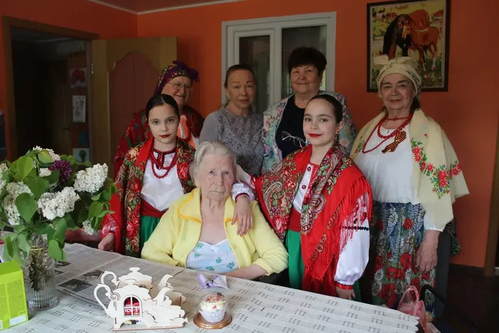 В преддверии Дня Победы коллектив культурно‑досугового центра «Родина» с глубоким уважением и благодарностью посетил на дому тружеников тыла.