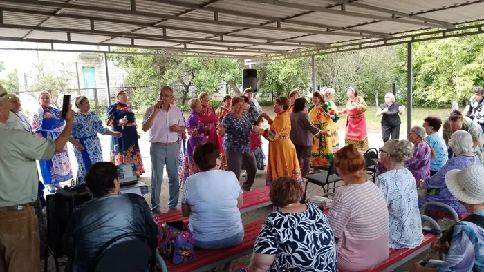 Кино - досуговый центр "Родина" 4 августа на базе районного Общества инвалидов провëл ФЕСТИВАЛЬ русской песни "ЛЕТНИЙ СЮРПРИЗ"