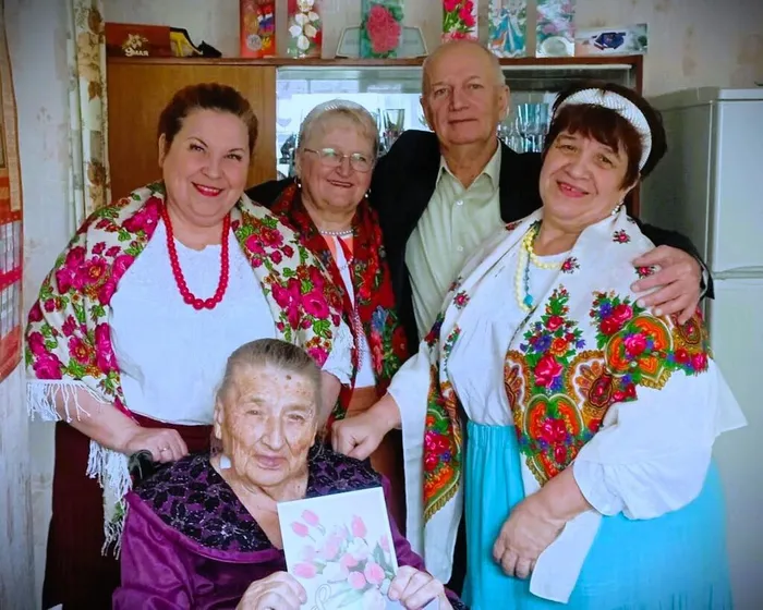 С весенним песенным букетом от Совета ТОС 4 &nbsp;агитбригада вокальной группы "Бабье лето"