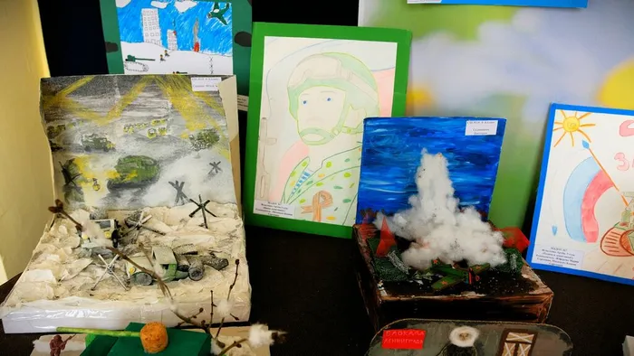 В преддверии Дня защитника Отечества в Кино-досуговом центре «Родина» проходит выставка, организованная участниками кружка «Радуга идей»