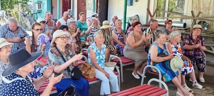 В районном обществе инвалидов сегодня прошла творческая встреча с артистами КДЦ "Родина".