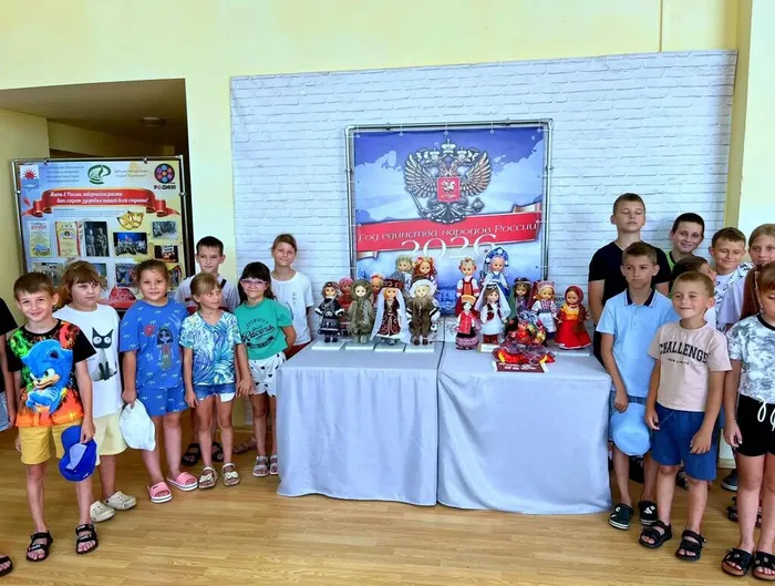 В кино-досуговом центре «Родина» представлена персональная выставка  учителя начальных классов школы №18 Метлицкой Антонины Александровны