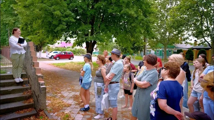 Театрализованная  пешая экскурсия , посвященная Дню ВМФ, прошла в Приморско-Ахтарске: "Это - мужества цвет, это цвет корабельной брони. Ты возьми его в сердце и, как память о них, сохрани"