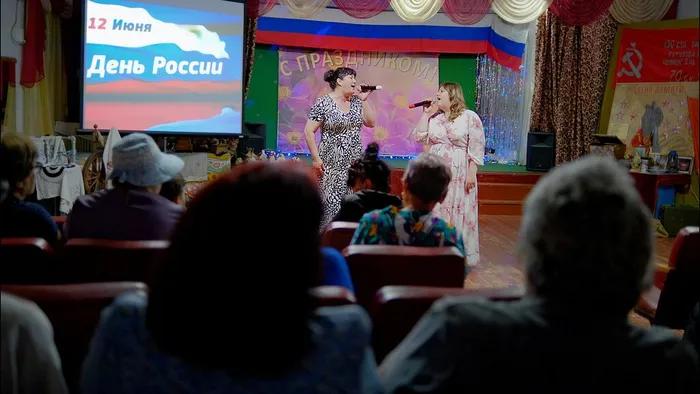 Кино-досуговый центр «Родина» сердечно поздравил жителей посёлка Октябрьского с Днем России!