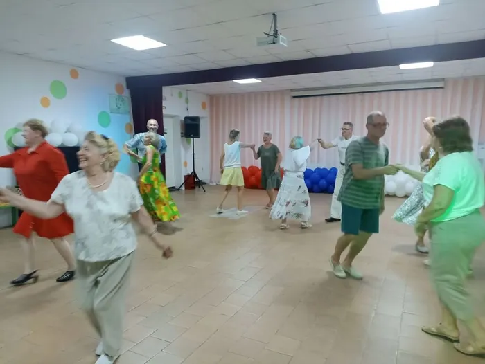 Танцевальный вечер под названием. "Праздник макушки лета"
