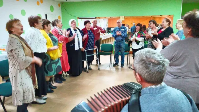 Программа под названием &nbsp;"В &nbsp;КРУГУ &nbsp;ДРУЗЕЙ &nbsp;С &nbsp;ЛЮБИМОЙ &nbsp;ПЕСНЕЙ"