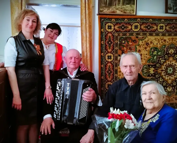 В преддверии Дня Победы коллектив культурно‑досугового центра «Родина» с глубоким уважением и благодарностью посетил на дому тружеников тыла.