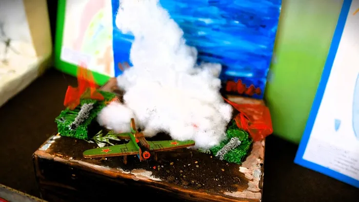 В преддверии Дня защитника Отечества в Кино-досуговом центре «Родина» проходит выставка, организованная участниками кружка «Радуга идей»