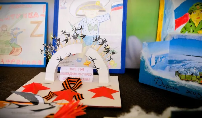 В преддверии Дня защитника Отечества в Кино-досуговом центре «Родина» проходит выставка, организованная участниками кружка «Радуга идей»