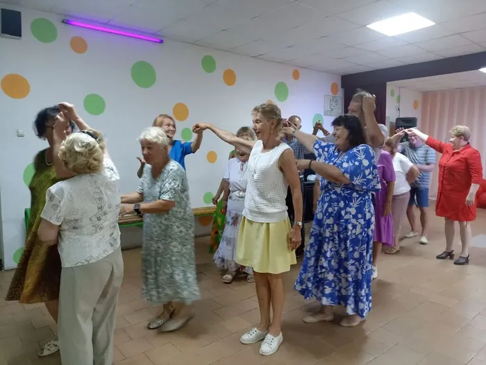 Танцевальный вечер под названием. "Праздник макушки лета"