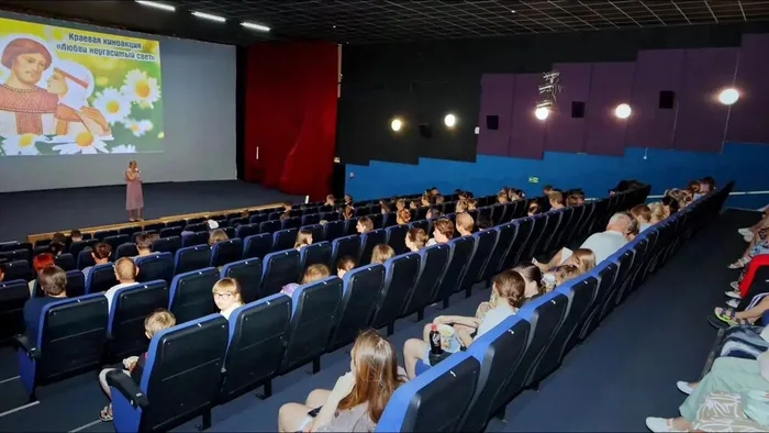 В кино‑досуговом центре «Родина» совместно с Приморско-Ахтарским СРЦН прошел цикл киномероприятий, посвященных Дню семьи, любви и верности