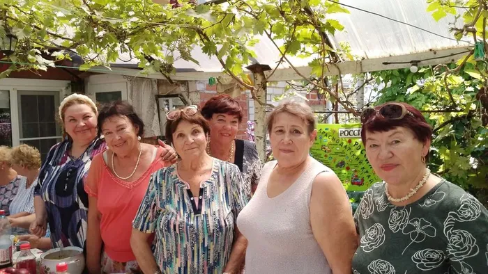 "МЕДОВЫЙ  СПАС  ДРУЗЬЯМ  ВСТРЕЧУ  с ПЕСНЕЙ  ПРИПАС"