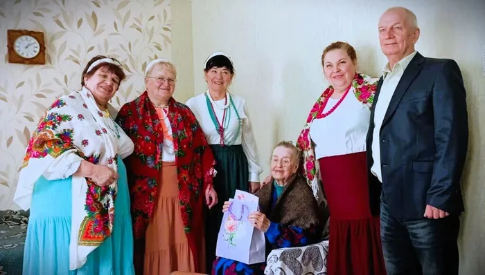 С весенним песенным букетом от Совета ТОС 4 &nbsp;агитбригада вокальной группы "Бабье лето"