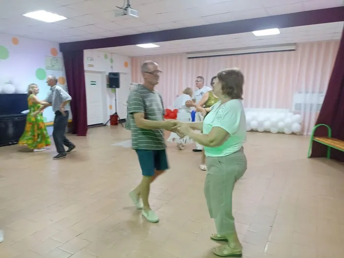 Танцевальный вечер под названием. "Праздник макушки лета"