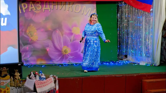 Кино-досуговый центр «Родина» сердечно поздравил жителей посёлка Октябрьского с Днем России!