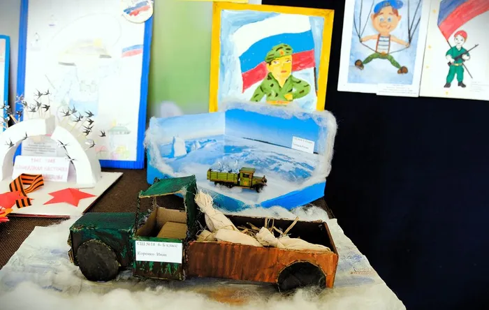 В преддверии Дня защитника Отечества в Кино-досуговом центре «Родина» проходит выставка, организованная участниками кружка «Радуга идей»