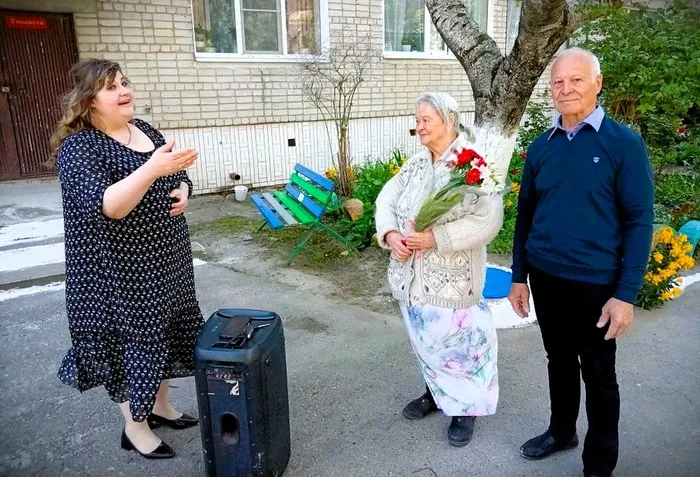 В преддверии Дня Победы коллектив культурно‑досугового центра «Родина» с глубоким уважением и благодарностью посетил на дому тружеников тыла.
