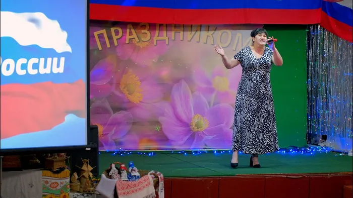 Кино-досуговый центр «Родина» сердечно поздравил жителей посёлка Октябрьского с Днем России!