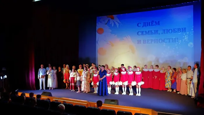 Более двухсот зрителей посетили концерт «Счастье моё - семья», который прошел сегодня в большом зале кино-досугового центра «Родина»