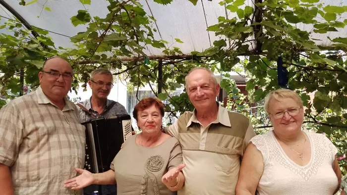 "МЕДОВЫЙ  СПАС  ДРУЗЬЯМ  ВСТРЕЧУ  с ПЕСНЕЙ  ПРИПАС"