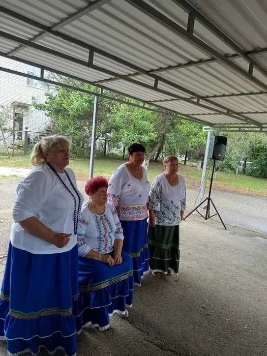 Кино - досуговый центр "Родина" 4 августа на базе районного Общества инвалидов провëл ФЕСТИВАЛЬ русской песни "ЛЕТНИЙ СЮРПРИЗ"