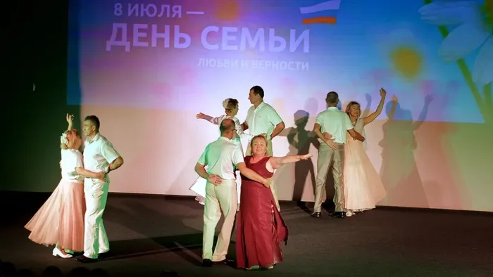 Более двухсот зрителей посетили концерт «Счастье моё - семья», который прошел сегодня в большом зале кино-досугового центра «Родина»