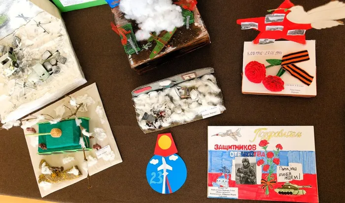 В преддверии Дня защитника Отечества в Кино-досуговом центре «Родина» проходит выставка, организованная участниками кружка «Радуга идей»