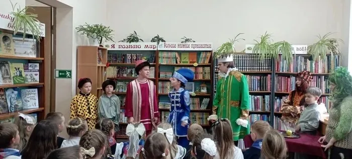 Участники Детской театральной студии "Ступеньки" представили "Мурзилкины сказки"
