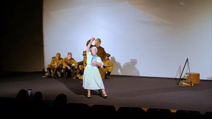 Невероятная атмосфера военных лет царила сегодня на сцене большого зала Кино-досугового центра «Родина»